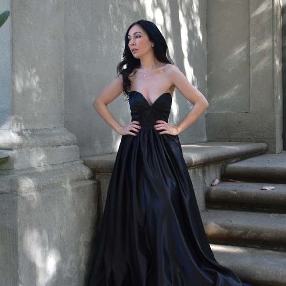 Elegant Black Strapless Evening Gown - Picture 1 of 3